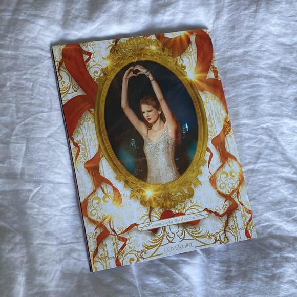 RARE Taylor Swift Speak Now 2011 World Tour Photo Book - Collectors Item 💜 - Picture 6 of 6